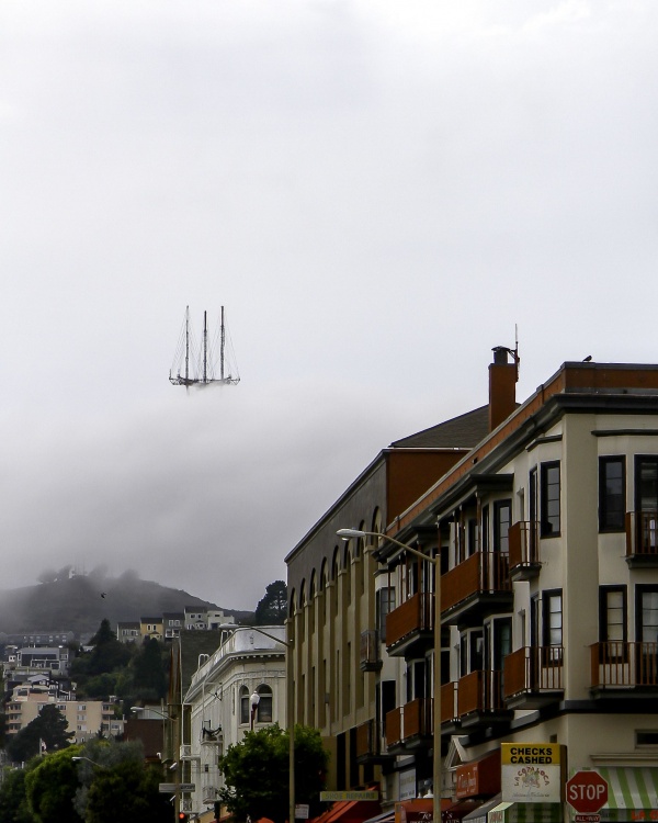 Телевышка в тумане. Сан-Франциско, США.jpg